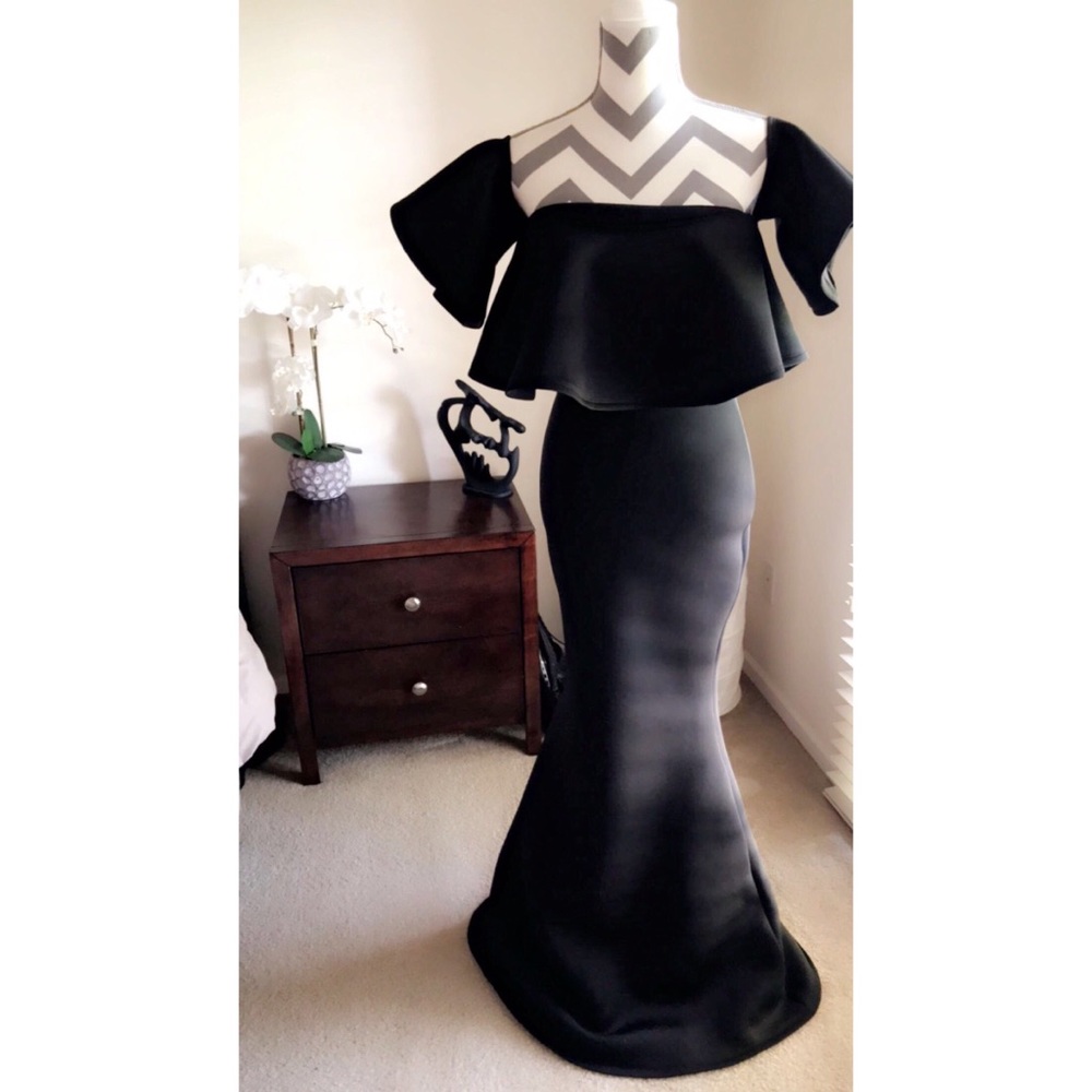 A black gown🖤